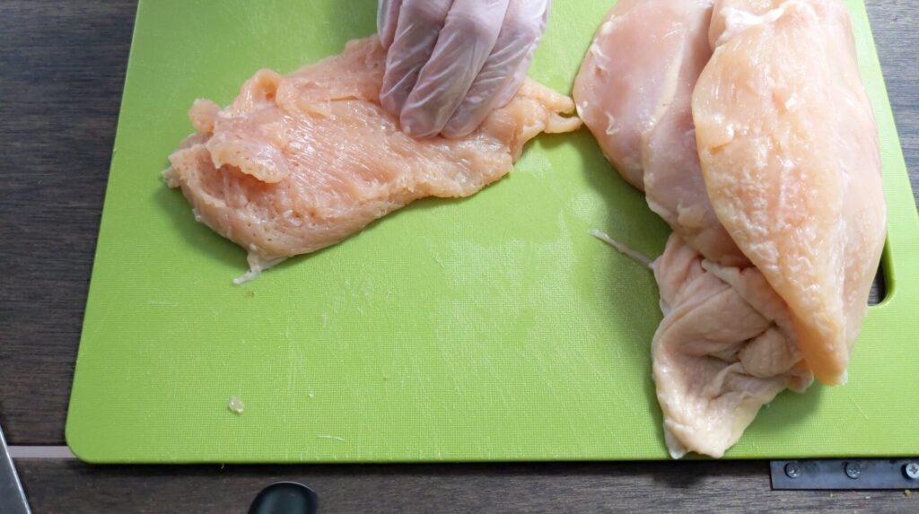 究極のブロッコリーと鶏胸肉　再現レシピ　鶏むねの皮を切りはなす